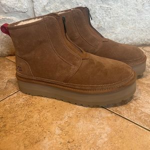 UGG Women platform boot Neumel suede size 10 Zip front chestnut